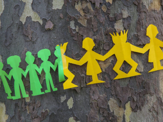 PApierkette am BAum im Arne-Karlsson-Park