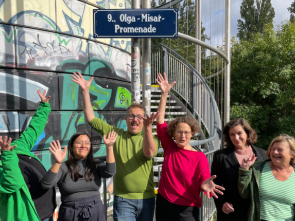 Die Grünen Alsergrund feiern vor dem neuen Schild