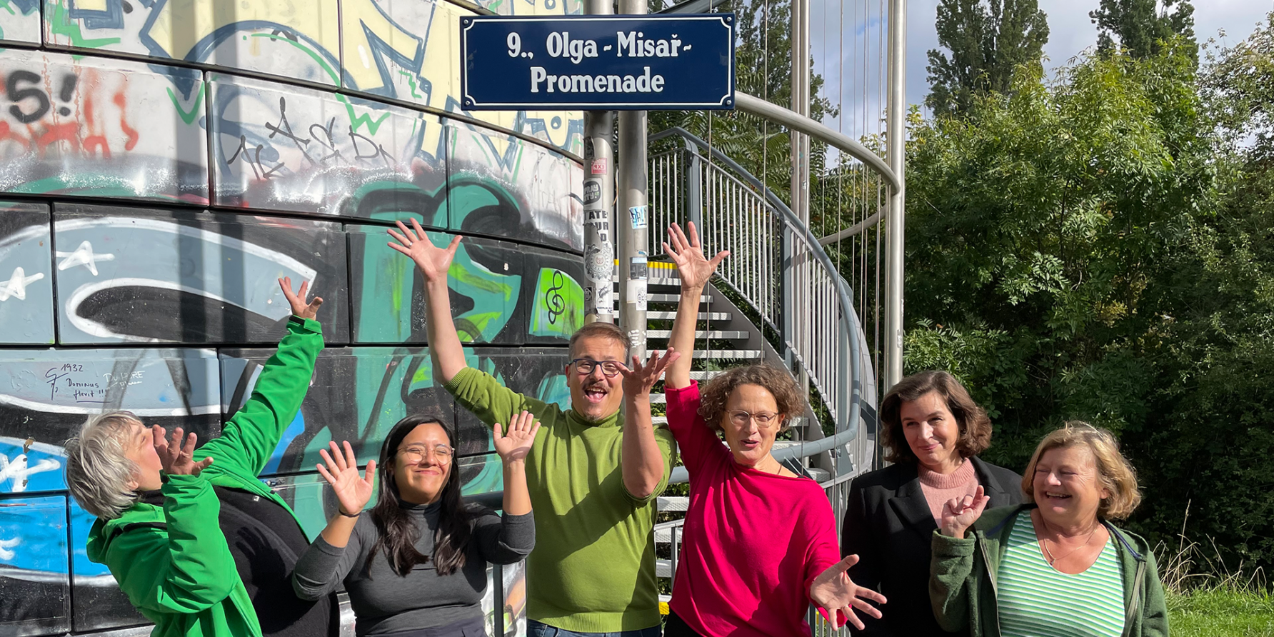 Die Grünen Alsergrund feiern vor dem neuen Schild