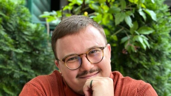 Portraitfoto von Costa Holmer